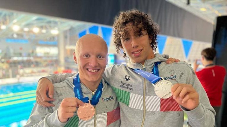 Yüzme, Mondialini’de 2 İtalyan madalyası.  Ve yetişkinler dünya şampiyonasında Ruslar